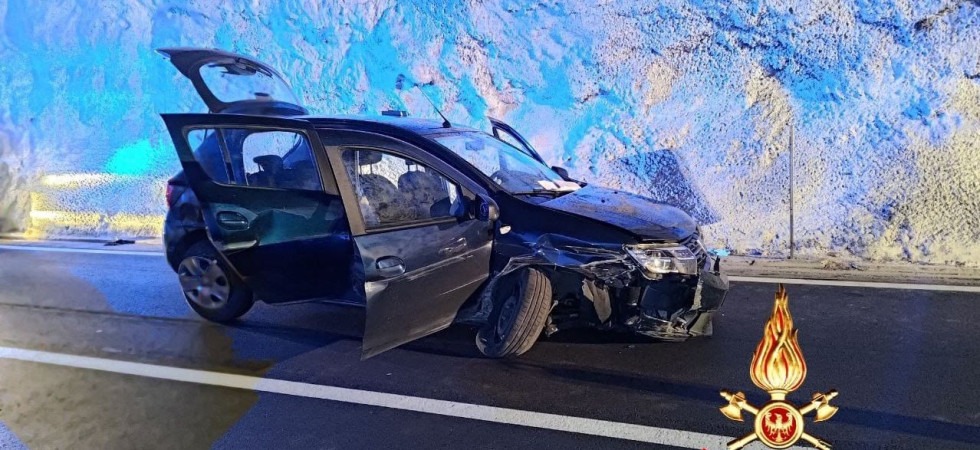Schianto tra due auto in galleria lungo la Gardesana: 5 giovani (tra i 16 e i 18 anni) coinvolti e mezzi distrutti